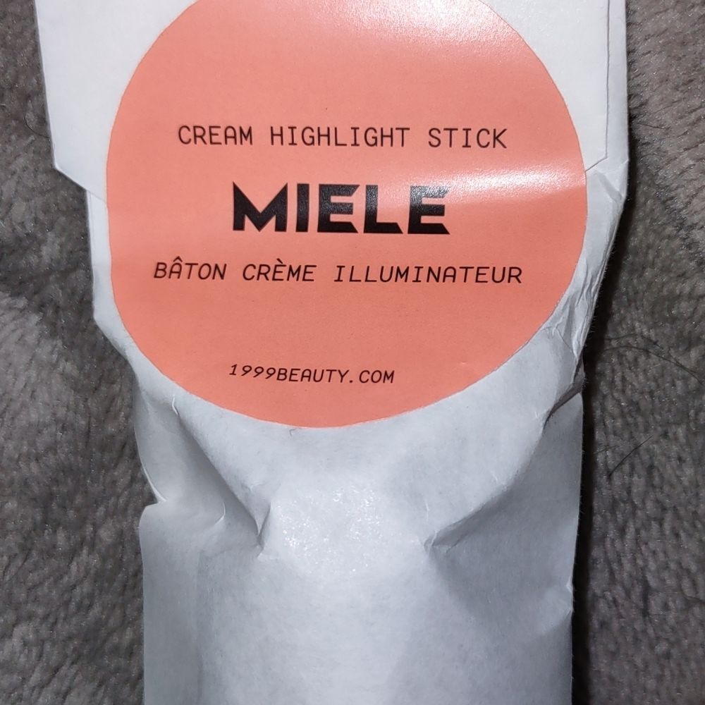 New 19/99 Beauty Cream Highlight Stick in Miele